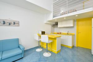 cocina con encimera amarilla y silla azul en Freedom, en Santa Maria di Castellabate