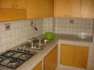 cocina con fregadero y fogones horno superior en Casa vacanza Marina di Andrano zona Grotta Verde, en Andrano
