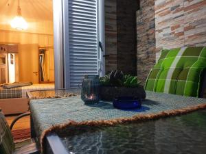 una mesa con algunas plantas encima en Nereida (Νηρηίδα) Luxury Apartment en Kokkari