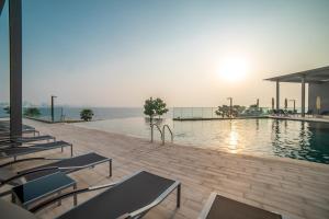 Bazén v ubytování Luton Vacation Homes - Luxury & Sea View 2BR plus Maid apt, Bluewater, Dubai - 30AB9 nebo v jeho okolí