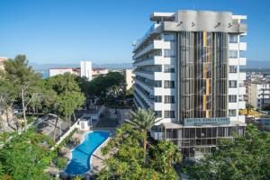 un hotel con piscina frente a un edificio en Hotel Salou Sunset by Pierre & Vacances, en Salou