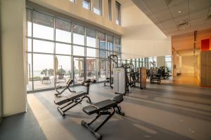 Fitness centrum a/nebo fitness zařízení v ubytování Luton Vacation Homes - Luxury & Sea View 2BR plus Maid apt, Bluewater, Dubai - 30AB9