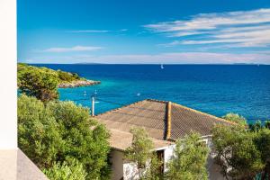 widok na ocean z budynku w obiekcie la More Apartments w mieście Borovići