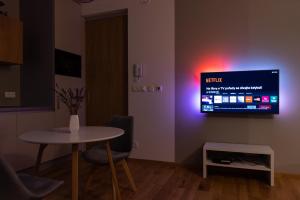 Televízia a/alebo spoločenská miestnosť v ubytovaní Apartments Marinka Litomyšl