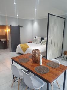 Postel nebo postele na pokoji v ubytování bird haven self catering