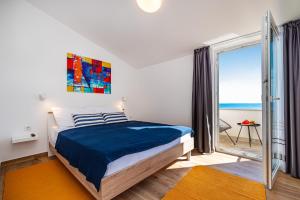 um quarto com uma cama e vista para o oceano em la More Apartments em Borovići