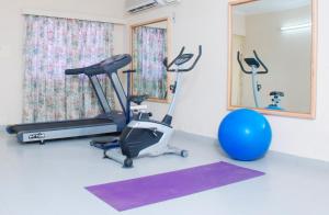 Fitness centrum a/nebo fitness zařízení v ubytování SRM Hotel Trichy
