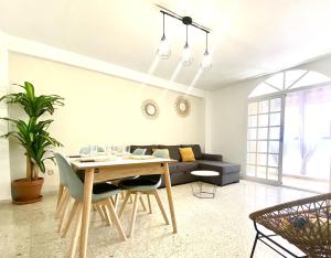a living room with a table and a couch at TrendyHomes El Puerto de Almería, próximo Playa y Centro,3 HAB, Espacioso, Familias, Wifi in Almería
