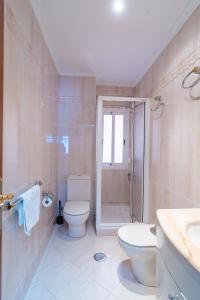 ein Bad mit einem WC, einer Dusche und einem Waschbecken in der Unterkunft Trendy Homes El Puerto de Almería- Muy próximo Playa y Centro Wifi gratis in Almería