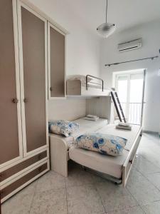 Ce dortoir comprend 2 lits superposés et un placard. dans l'établissement Casa Vacanze Da Serena, à Ischia