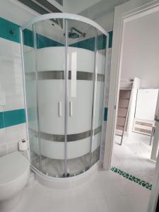 La salle de bains est pourvue d'une douche en verre et de toilettes. dans l'établissement Casa Vacanze Da Serena, à Ischia