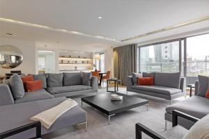 uma sala de estar com sofás e uma mesa de centro em Stayo Apartments Southbank em Londres