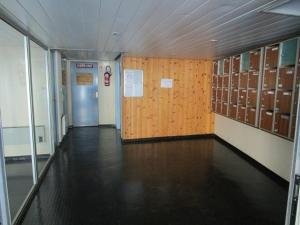 an empty hallway in a gym with wooden walls and lockers at Appartement Cauterets, 2 pièces, 6 personnes - FR-1-234-231 in Cauterets