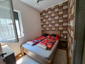 1 dormitorio pequeño con 1 cama en una habitación en Relax Vendégház, en Dunapataj