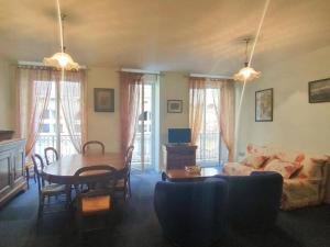un salon avec une table et un canapé dans l'établissement Spacieux Appartement 8 Pers. avec Balcons, 2 Salles de Bain, Parking Gratuit - Cauterets - FR-1-234-165, à Cauterets