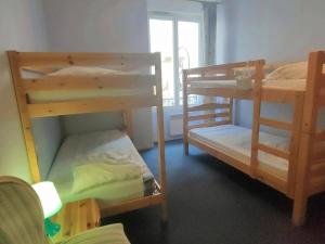 deux lits superposés dans une chambre avec fenêtre dans l'établissement Spacieux Appartement 8 Pers. avec Balcons, 2 Salles de Bain, Parking Gratuit - Cauterets - FR-1-234-165, à Cauterets