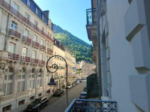 une vue d'une rue depuis le balcon d'un immeuble dans l'établissement Spacieux Appartement 8 Pers. avec Balcons, 2 Salles de Bain, Parking Gratuit - Cauterets - FR-1-234-165, à Cauterets 4 autres photos