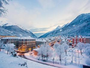 コトレにあるAppartement Cauterets, 4 pièces, 8 personnes - FR-1-234-165の山々を背景に雪に覆われた都市