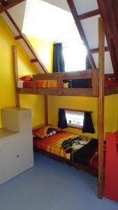 Una cama o camas en una habitación de Threshershack Inn