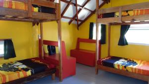 Una cama o camas en una habitación de Threshershack Inn
