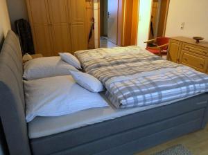 Ein Bett oder Betten in einem Zimmer der Unterkunft Ferienwohnung Buschbeck
