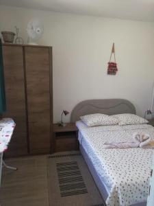 Postel nebo postele na pokoji v ubytování Nikini dvori