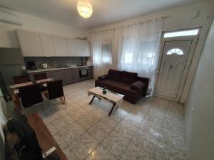 sala de estar con sofá y mesa en Nice apartment in Alexandroupoli near downtown en Alexandroupolis