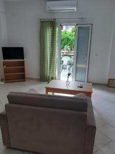Televízia a/alebo spoločenská miestnosť v ubytovaní Falopa Apartments