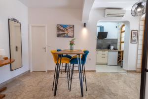 a kitchen and dining room with a table and chairs at Family apartments - Guesthouse Vranješ in Makarska