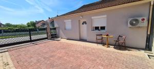 a patio with a table and chairs on a balcony at Luxe-Home in Châtenoy-le-Royal