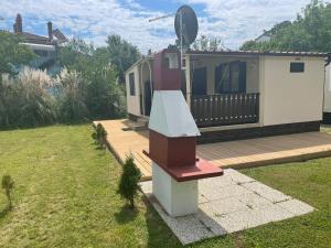 a building with a house with a yard with a bench at BISER KVARNERA 1. in Mošćenička Draga
