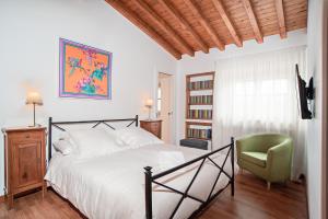 Postel nebo postele na pokoji v ubytování Villa Mancuso De Gaetani & SPA + 34 fotografií