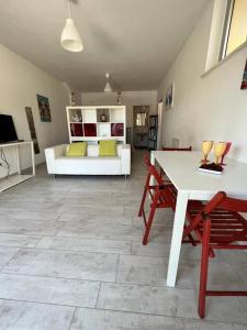 een woonkamer met een witte tafel en een bank bij "Da Vittorio" Armony House in Pescara