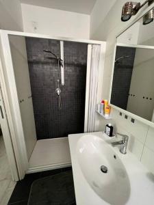 een witte badkamer met een douche en een wastafel bij "Da Vittorio" Armony House in Pescara