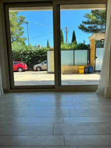een open deur met uitzicht op een parkeerplaats bij "Da Vittorio" Armony House in Pescara