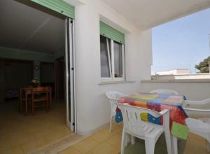 a room with a table and chairs and a window at Gallipoli Mancaversa Futura Vacanza Andrea in Marina di Mancaversa