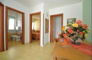 a living room with a vase of flowers on a table at Gallipoli Mancaversa Futura Vacanza Andrea in Marina di Mancaversa