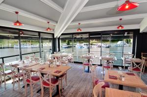 Restavracija oz. druge možnosti za prehrano v nastanitvi Relais Fasthotel Port Lauragais