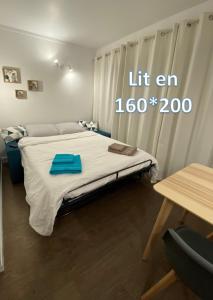 ein Schlafzimmer mit einem Bett und einem blauen Tablett darauf in der Unterkunft Sanary Bandol Piscine Plage Calme in Sanary-sur-Mer