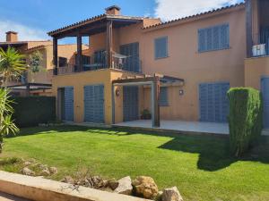 a large house with a yard in front of it at Casa unifamiliar Bonmont - Miami Playa / Mont Roig del Camp in Bonmont Terres Noves