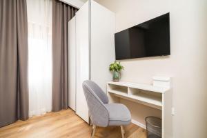 En TV eller et underholdningssystem på Apartment Simple Suite