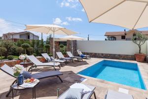 Kotor Rooftop Apartments tesisinde veya buraya yakın yüzme havuzu