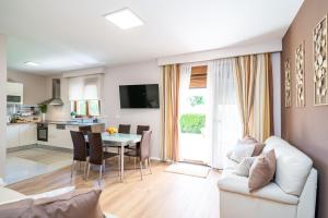 Kuchyňa alebo kuchynka v ubytovaní Apartment Simple Suite + 37 fotografií
