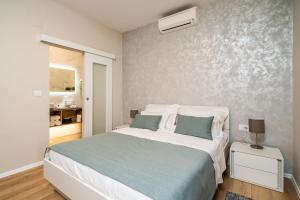 En eller flere senger på et rom på Apartment Simple Suite