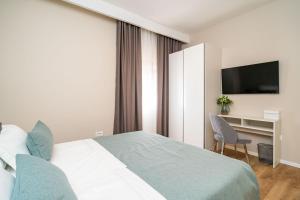 En TV eller et underholdningssystem på Apartment Simple Suite