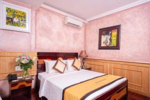 A bed or beds in a room at Duc Vuong Saigon Hotel - Bui Vien