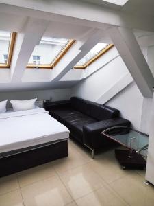 Posteľ alebo postele v izbe v ubytovaní Hoża Apartments and Rooms