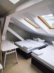 Posteľ alebo postele v izbe v ubytovaní Hoża Apartments and Rooms