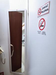 drzwi w pokoju z tabliczką dla niepalących w obiekcie Hoża Apartments and Rooms w Warszawie