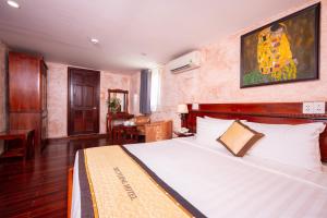 Postel nebo postele na pokoji v ubytování Duc Vuong Saigon Hotel - Bui Vien